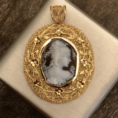 Cameo-Accanito-with-Pina-lace-setting